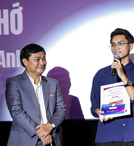 Bà Ngô Phương Lan vinh danh phim về con trai chăm mẹ bị Alzheimer